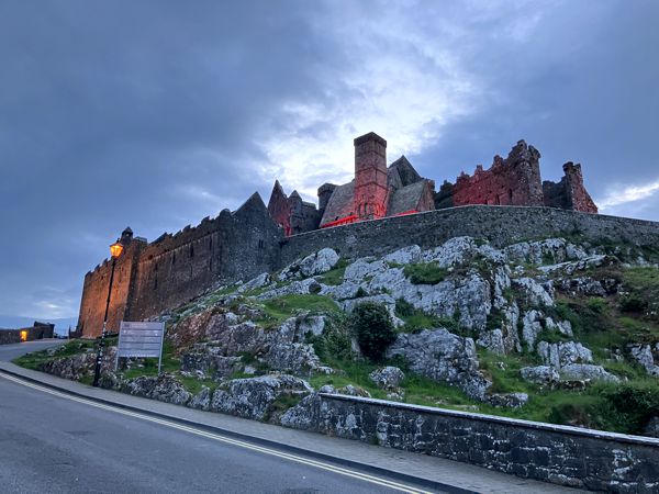 Abendstimmung am Rock of Cashel (gegen 22 Uhr). Abendstimmung am Rock of Cashel (gegen 22 Uhr).