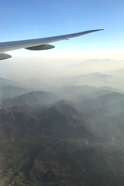 Dunstige Berge beim Anflug auf Peking. Dunstige Berge beim Anflug auf Peking.