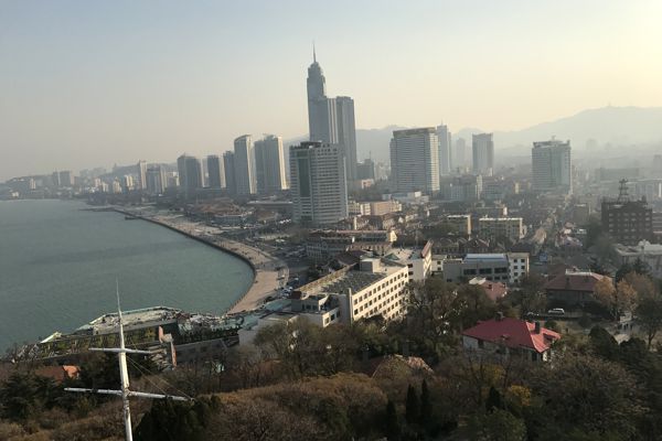 Blick vom Leuchtturm nach Yantai entlang der Küste. Blick vom Leuchtturm nach Yantai entlang der Küste.
