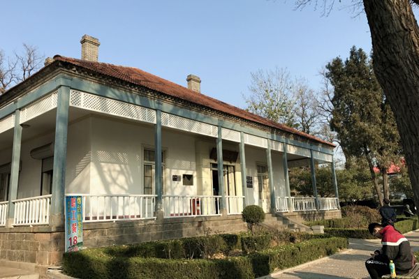 Alte traditionelle Gebäude auf dem Yantai Hill. Alte traditionelle Gebäude auf dem Yantai Hill.