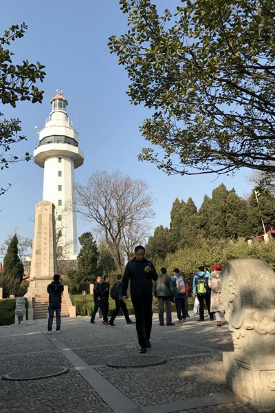 Der Leuchtturm auf dem Yantai Hill ist nicht mehr das höchste Gebäude der Stadt. Der Leuchtturm auf dem Yantai Hill ist nicht mehr das höchste Gebäude der Stadt.