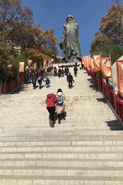 Viele Stufen hinauf zum Tempel der höchsten Klarheit und dem Laozi. Viele Stufen hinauf zum Tempel der höchsten Klarheit und dem Laozi.