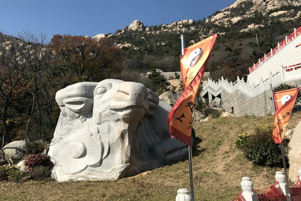 Eine entspannte Riesenkuh neben dem Tempel. Eine entspannte Riesenkuh neben dem Tempel.