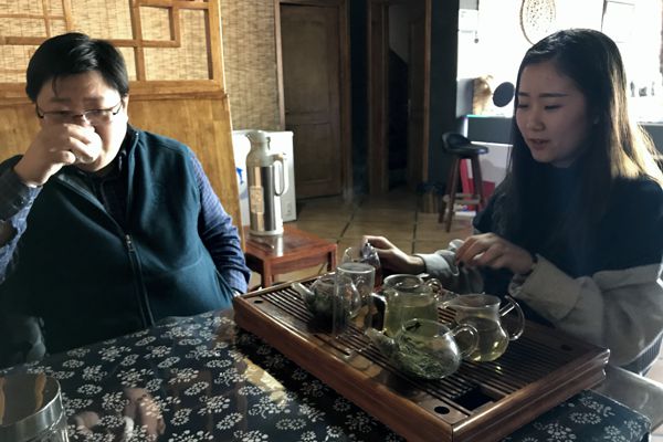 Wir trinken lecker Tee von den Hängen des Lao Shan. Wir trinken lecker Tee von den Hängen des Lao Shan.
