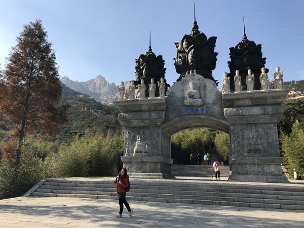 Das imposante Huayan Gate unmittelbar hinter der Pusa Statue. Das imposante Huayan Gate unmittelbar hinter der Pusa Statue.