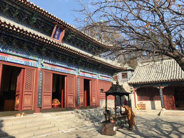 Der Innenhof des Huayan Temple mit Mönch. Der Innenhof des Huayan Temple mit Mönch.