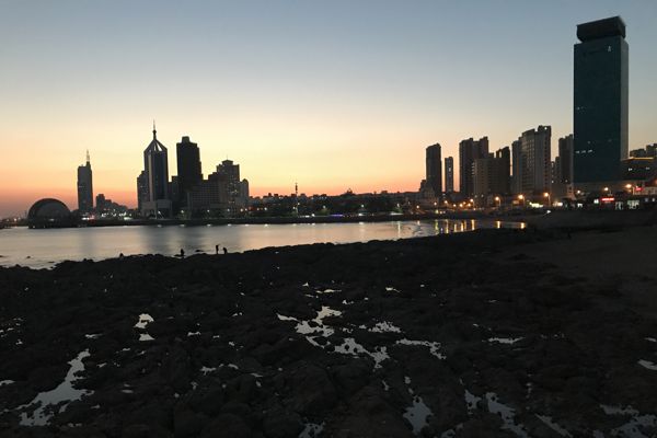 Die Skyline von Qingdao nach Sonnenuntergang. Die Skyline von Qingdao nach Sonnenuntergang.