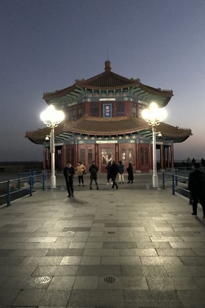 Pavillion am Ende der Seebrücke Zhan Qiao. Pavillion am Ende der Seebrücke Zhan Qiao.