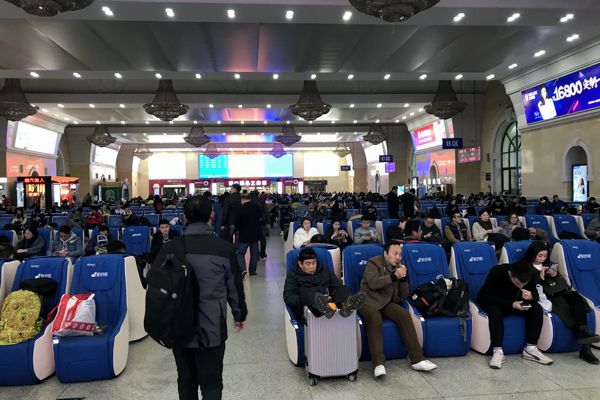 Wartesaal im Hauptbahnhof von Qingdao. Wartesaal im Hauptbahnhof von Qingdao.