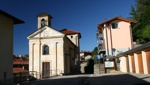 Einfahrt nach Bassano mit alter Kirche auf der linken Seite.