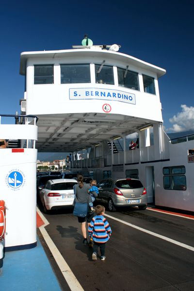 Auf der Fähre von Laveno nach Intra über den Lago Maggiore (aller 20 min, Dauer 15 min). Auf der Fähre von Laveno nach Intra über den Lago Maggiore (aller 20 min, Dauer 15 min).