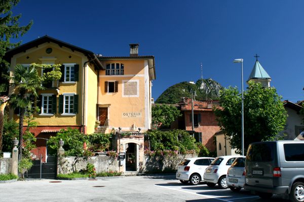 Parkplatz in Carona bei der Osteria - Ausgangspunkt der Wanderung auf den San Salvatore. Parkplatz in Carona bei der Osteria - Ausgangspunkt der Wanderung auf den San Salvatore.