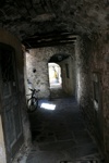Auch durch diese dunkle Gasse führt eine offizielle "Straße".