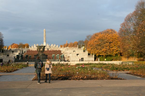 Vigeland-Anlage im Frognerpark mit Monoliten im Hintergrund. Vigeland-Anlage im Frognerpark mit Monoliten im Hintergrund.