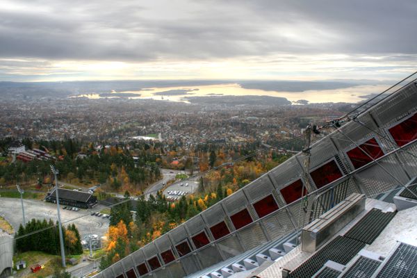 Aussicht von der Schanze über Oslo und den Fjord. Aussicht von der Schanze über Oslo und den Fjord.