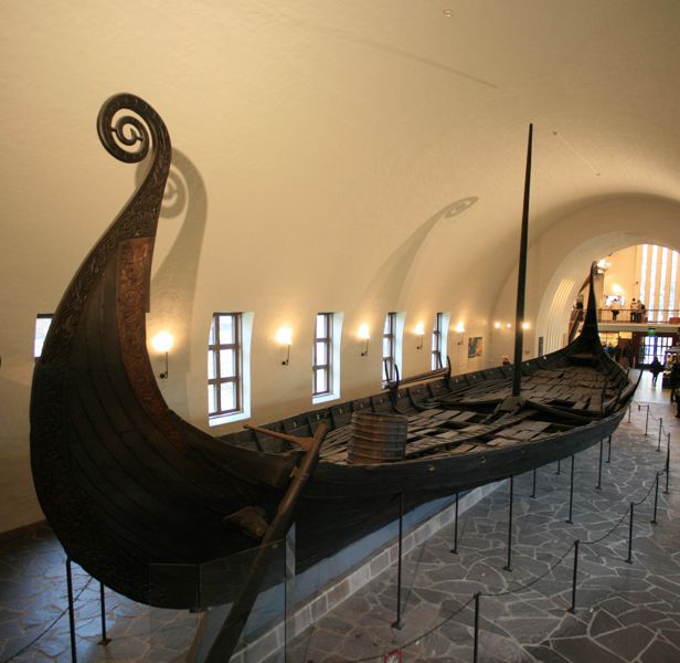 Osebergschiff im Wikingerschiffsmuseum. Osebergschiff im Wikingerschiffsmuseum.