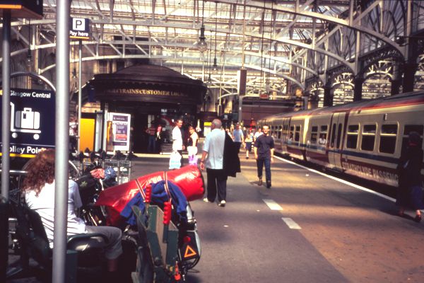 Ziemlich erschöpft kamen am Hauptbahnhof in Glasgow an. Wo und wie soll es nun weitergehen? Ziemlich erschöpft kamen am Hauptbahnhof in Glasgow an. Wo und wie soll es nun weitergehen?