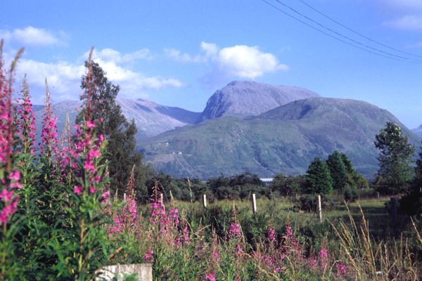Der Ben Nevis von unten ist immer ganz friedlich. Aber wir fühlen nun ganz genau jeden Schritt in unseren Knochen. Dieser Blick ohne Wolken ist selten. Der Ben Nevis von unten ist immer ganz friedlich. Aber wir fühlen nun ganz genau jeden Schritt in unseren Knochen. Dieser Blick ohne Wolken ist selten.