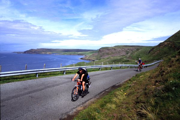 Wir fuhren um die Nordkurve von Isle of Skye und wurden mit traumhaften Sonnenschein ab Staffin belohnt. Wir fuhren um die Nordkurve von Isle of Skye und wurden mit traumhaften Sonnenschein ab Staffin belohnt.