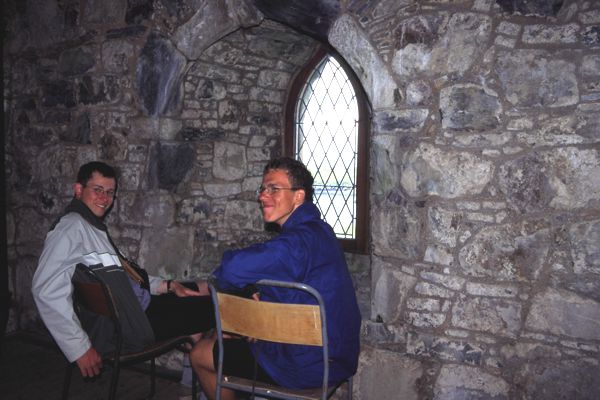 Rodel .. Das saßen doch schon zwei im Kirchturm als wir dieses bestiegen (Andre und Robert). Rodel .. Das saßen doch schon zwei im Kirchturm als wir dieses bestiegen (Andre und Robert).
