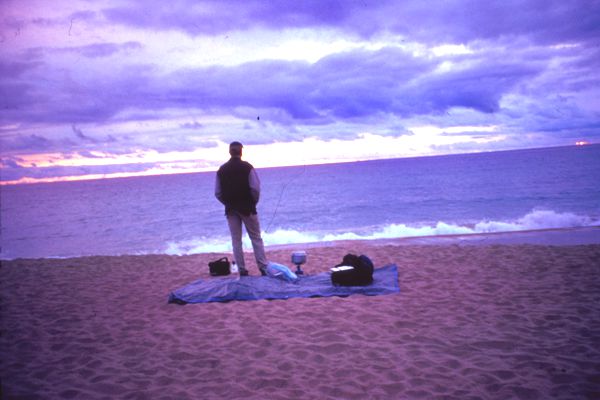 Robert und Andre zelteten am Strand bei schönem Sonnenuntergang direkt neben dem Friedhof. Eine ruhige Nacht.* Robert und Andre zelteten am Strand bei schönem Sonnenuntergang direkt neben dem Friedhof. Eine ruhige Nacht.*