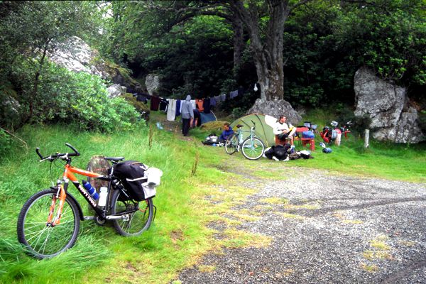 Außerhalb von Stornoway fanden wir eine zauberhafte Bucht zum schlafen. Im Hintergrund hatte unsere nasse Wäsche Ausgang. Außerhalb von Stornoway fanden wir eine zauberhafte Bucht zum schlafen. Im Hintergrund hatte unsere nasse Wäsche Ausgang.