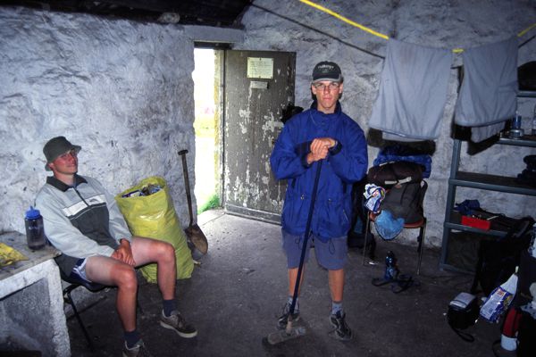 Die Hütte war so dreckig, dass sich Robert erst mal dem Boden annahm. Die Hütte war so dreckig, dass sich Robert erst mal dem Boden annahm.