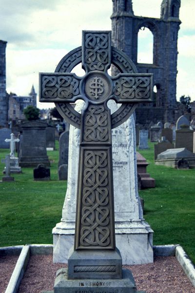 Das typische Schottische Kreuz mit dem Kreis als Untergrund. Sehr schön sieht man hier die Verbindung mit alten keltischen Elementen. Das typische Schottische Kreuz mit dem Kreis als Untergrund. Sehr schön sieht man hier die Verbindung mit alten keltischen Elementen.