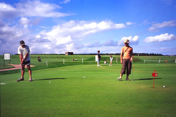Nach der Driving Range die Putting Area.* Nach der Driving Range die Putting Area.*