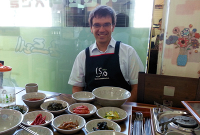 Leckeres Essen von Reise, exotischem Gemüse, Seetang bis Algen. Die Schürze müsste sein.