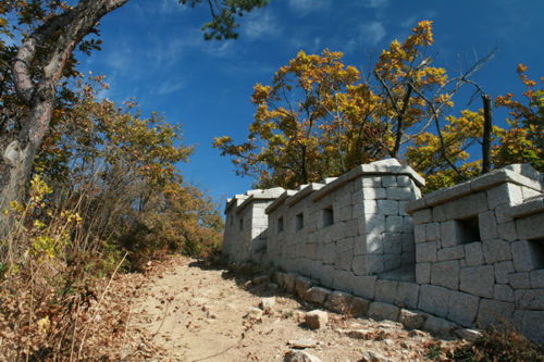 Festungsmauer (12.7 km lang) südlich des Yongammum Gates auf dem Weg zum Bukhansan Shelter.