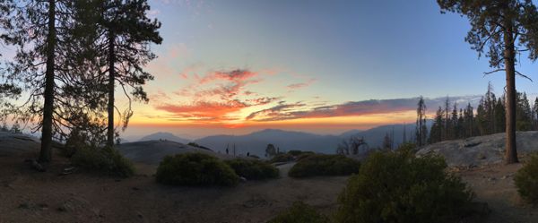 Sonnenuntergang am Beetle Rock nach einem langen Tag im Sequoia National Park.