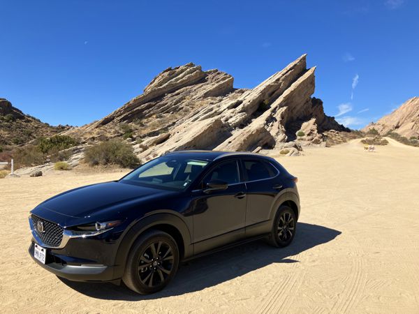 Die bizarre Landschaft der Vasquez Rocks mit Mietwagen. Die bizarre Landschaft der Vasquez Rocks mit Mietwagen.