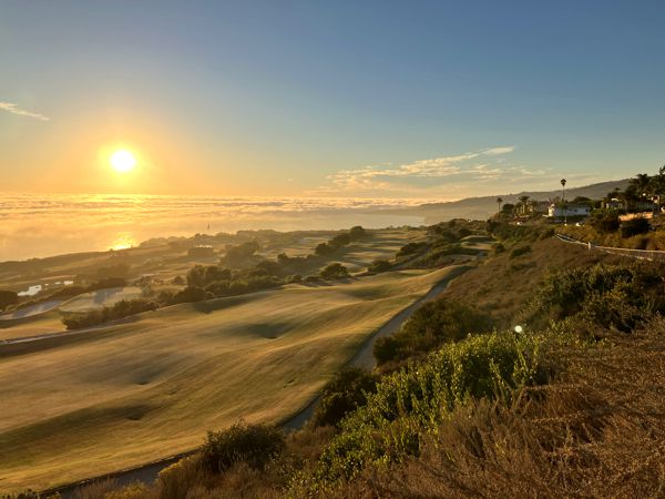 Sonne über dem Küstennebel in Palos Verde an einem Golfplatz eines amerikanischen Präsidenten. Sonne über dem Küstennebel in Palos Verde an einem Golfplatz eines amerikanischen Präsidenten.