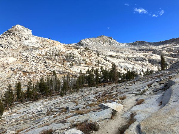 Kurz vor dem Pear Lake dominiert nur noch der karge Granit. Kurz vor dem Pear Lake dominiert nur noch der karge Granit.