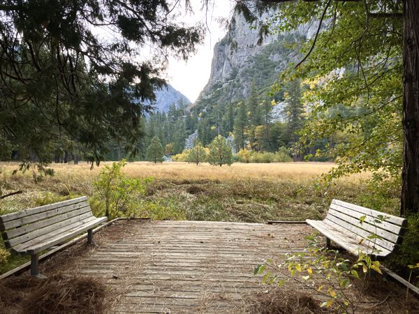 Gemütlicher Blick von der Parkbank über die Zumwalt Meadows. Gemütlicher Blick von der Parkbank über die Zumwalt Meadows.