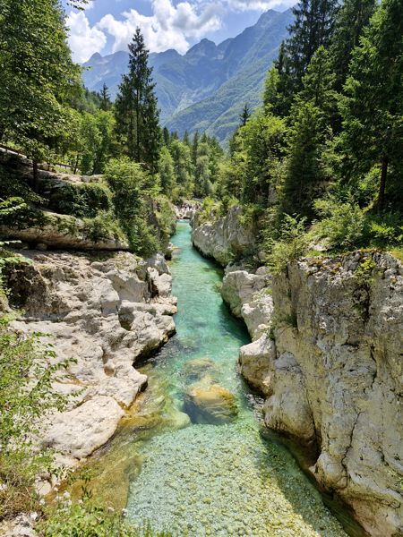 Die Großen Soča-Tröge mit smaragdgrünem, eiskalten Wasser.* Die Großen Soča-Tröge mit smaragdgrünem, eiskalten Wasser.*