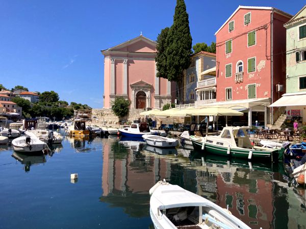 Die Crkva sv. Antuna im Hafen von Veli Lošinj. Die Crkva sv. Antuna im Hafen von Veli Lošinj.