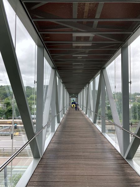 Mit dem voll beladenen Rädern über eine Bahnbrücke am Bahnhof Nol. Mit dem voll beladenen Rädern über eine Bahnbrücke am Bahnhof Nol.