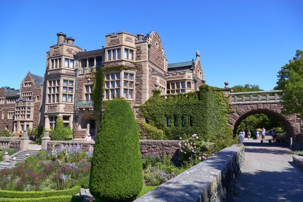 Der wunderschöne Schloss- und Rosengarten hinter dem Schloss. Der wunderschöne Schloss- und Rosengarten hinter dem Schloss.