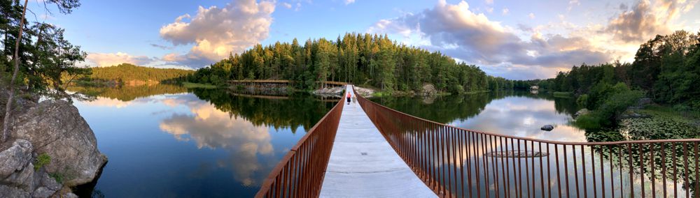Uferwandung am See Albysjön mit beschaulicher Betonbrücke Nyforsbron. Uferwandung am See Albysjön mit beschaulicher Betonbrücke Nyforsbron.