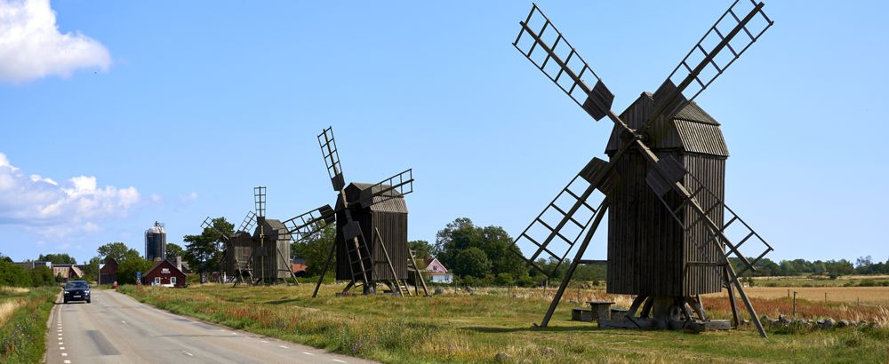 Die Bockwindmühlen von Lerkaka (Lerkaka kvarnar) auf Öland stehen in einer Reihe. Die Bockwindmühlen von Lerkaka (Lerkaka kvarnar) auf Öland stehen in einer Reihe.