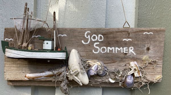 Ein freundlicher Empfang am Ferienhaus in Tyresö. Der Sommer kann beginnen. Ein freundlicher Empfang am Ferienhaus in Tyresö. Der Sommer kann beginnen.