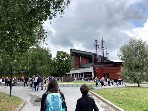 Die Warteschlage vor dem Vasa-Museum war endlos lang und regnete immer wieder. Die Warteschlage vor dem Vasa-Museum war endlos lang und regnete immer wieder.
