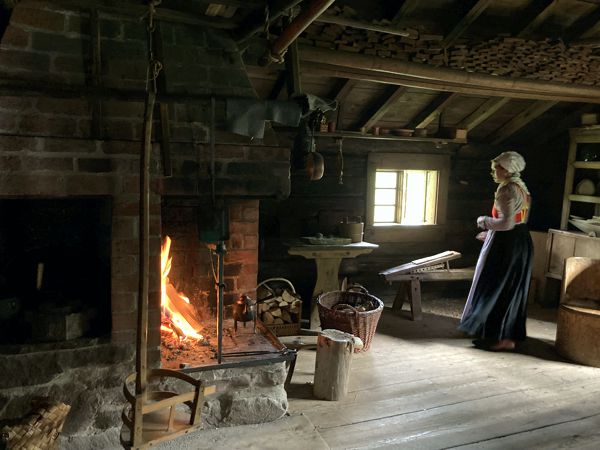 Ein warmes Feuer in einem alten Bauernhaus. Ein warmes Feuer in einem alten Bauernhaus.