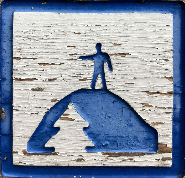 Der Wanderwegweiser auf dem 35 m hohen Klubbudden im Westen der Insel Grinda. Der Wanderwegweiser auf dem 35 m hohen Klubbudden im Westen der Insel Grinda.