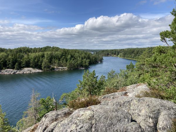 Blick vom Klubbudden über die grünen Nachbarinseln von Grinda. Blick vom Klubbudden über die grünen Nachbarinseln von Grinda.