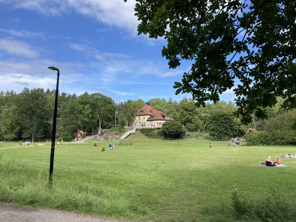Hotel und Restaurant im Herzen von Grinda mit großer Liegewiese zum Sonnenbaden. Hotel und Restaurant im Herzen von Grinda mit großer Liegewiese zum Sonnenbaden.