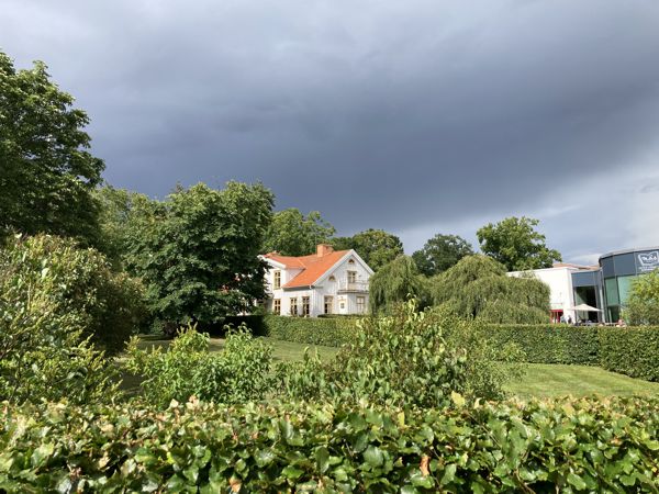 In Vimmerby im Stadtteil Näs befindet sich das Geburtshaus von Astrid Lindgren. In Vimmerby im Stadtteil Näs befindet sich das Geburtshaus von Astrid Lindgren.