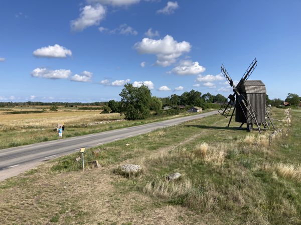 Eine von unzähligen nach erhaltenen Bockwindmühlen auf Öland. Eine von unzähligen nach erhaltenen Bockwindmühlen auf Öland.